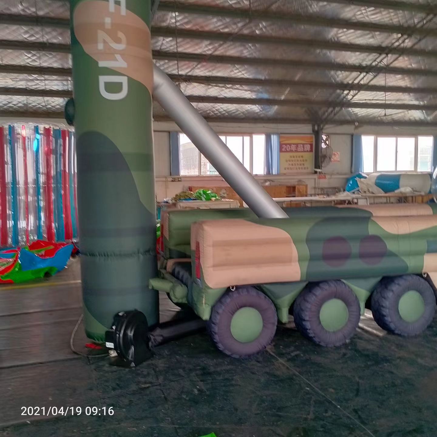 仿真假目标,军事演习中的充气目标车辆：模拟发射车雷达车坦克飞机